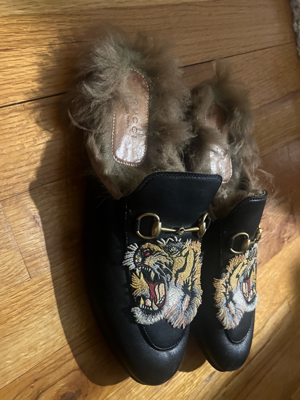 GUCCI Black Princetown Tiger Embroidered Fur Mules - Picture 2 of 6